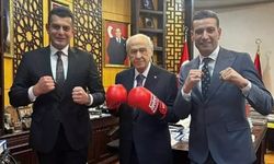 Türkiye Boks Federasyonu, Devlet Bahçeli'yi ziyaret etti: Boks eldiveniyle poz verdi