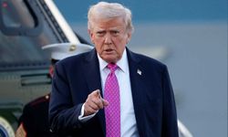 Air Force One’da tuvalet kapısı Trump’a çarptı!