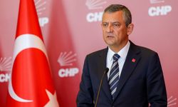 Özgür Özel'den MYK'da birlik mesajı: Görevden alınan arkadaşlarımızla yürümeye devam edeceğiz