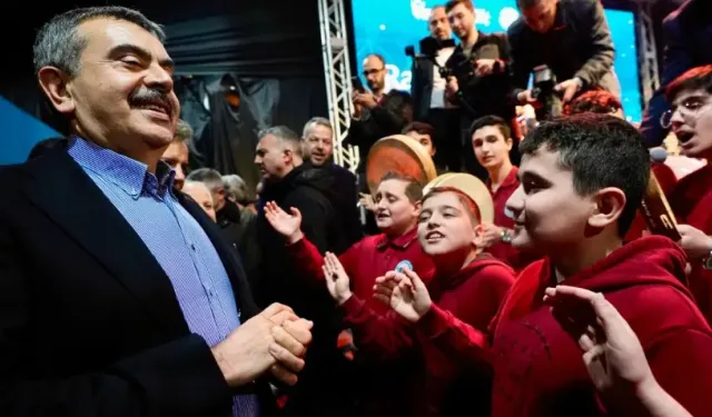 Çocuklara, Milli Eğitim Bakanı Yusuf Tekin'in karşısında 'Kabe'de Hacılar" ilahisi söylettirildi!