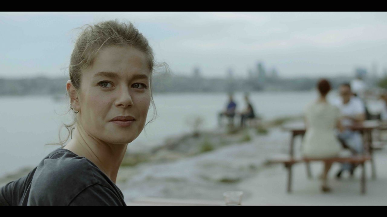 BluTV’nin sevilen dizilerinden 7YÜZ’ün yeni hikayesi ‘İnsanlar İkiye Ayrılır’ sinema filmi olarak seyircilerle buluşmaya hazırlanıyor. BluTV ile Bir Film’in yapımcılığını üstlendiği ilk sinema filmi olma özelliği taşıyan ‘İnsanlar İkiye Ayrılır: Bir 7YÜZ Hikayesi’nin setinden ilk kareler yayınlandı.
Başarılı genç oyuncular Burcu Biricik, Pınar Deniz ve Aras Aydın’ın başrollerini paylaştığı BluTV’nin özel yapımı 7YÜZ’ün yeni hikayesi olarak projelendirilen sinema filminin çekimleri tamamlandı ve setten ilk kareler gelmeye başladı.