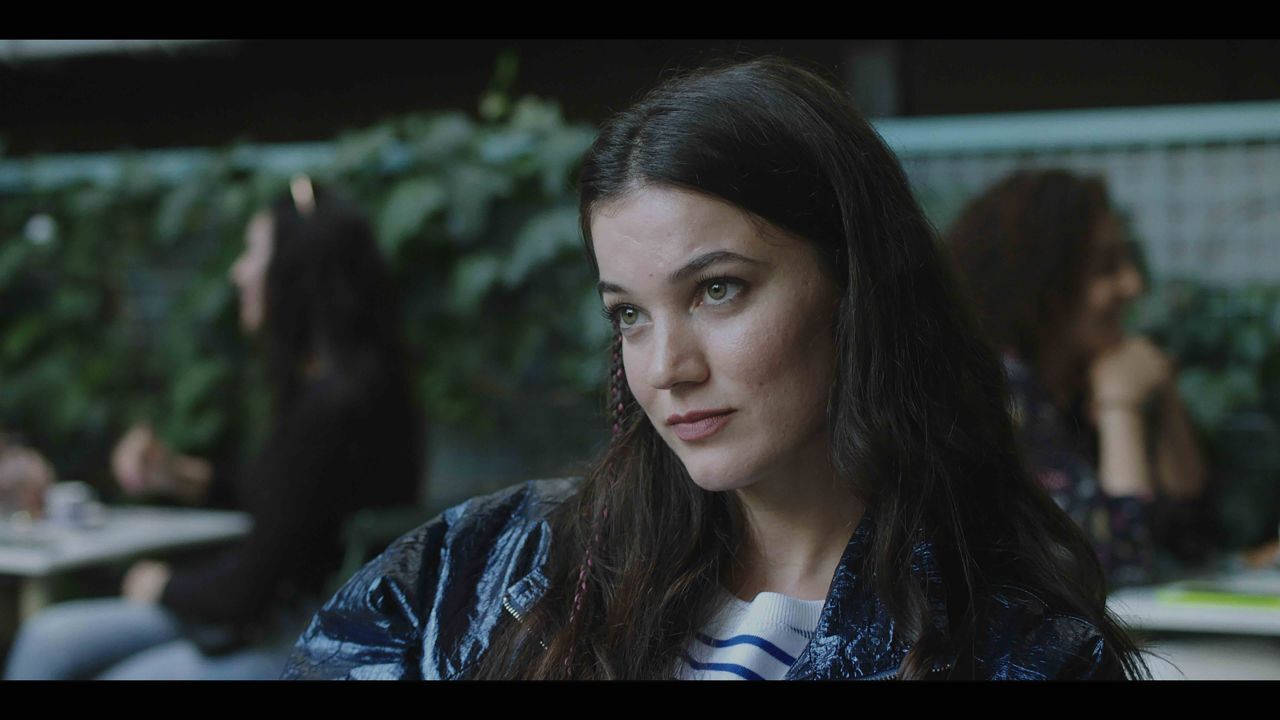 Bankaların çeşitli sebeplerden peşine düş-e-medikleri borçları satın alıp, her ne pahasına olursa olsun tahsil etmeyi kendine misyon edinmiş bir şirkette çalışan Duygu ve Bahadır’ın yollarının Ceren’le kesişmesiyle değişen hikâyelerinin anlatıldığı İnsanlar İkiye Ayrılır; oldukça sert bir sistem eleştirisi.